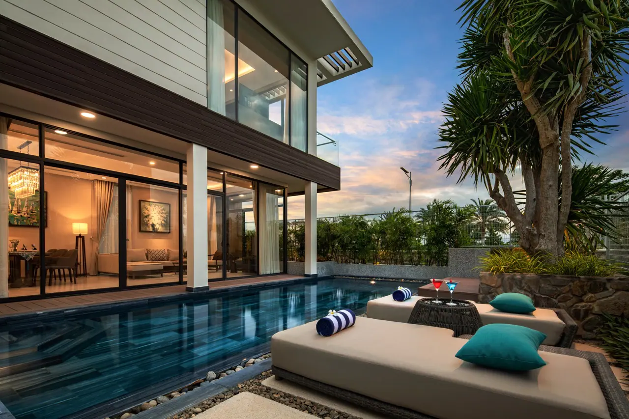 Whgcr Villa Pool Large